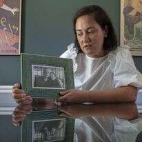 טטיאנה לאגוס עם תמונה של אביה. | Doug Kapustin for The Washington Post טטיאנה לאגוס עם תמונה של אביה. | Doug Kapustin for The Washington Post