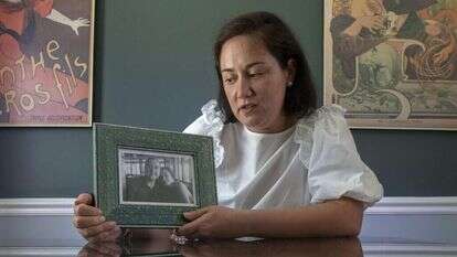 טטיאנה לאגוס עם תמונה של אביה. | Doug Kapustin for The Washington Post טטיאנה לאגוס עם תמונה של אביה. | Doug Kapustin for The Washington Post