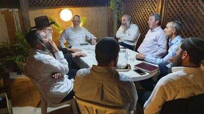 הרב רפי פרץ בפגישה עם רבני העיר וחברי מועצה מהציונות הדתית ברמת גן