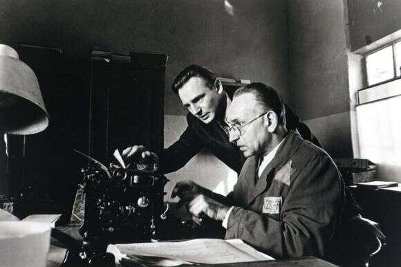 מעלה את זכר השואה. מתוך הסרט "רשימת שינדלר". | יח"צ