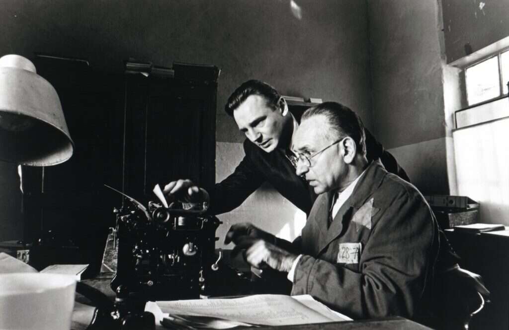 מעלה את זכר השואה. מתוך הסרט "רשימת שינדלר". | יח"צ