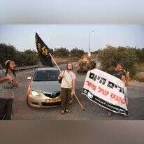 הפגנה מול הכפר דיר קדיס בו מתגורר החשוד באונס של הילדה בת ה-7. | יוסי זליגר הפגנה מול הכפר דיר קדיס בו מתגורר החשוד באונס של הילדה בת ה-7. | יוסי זליגר