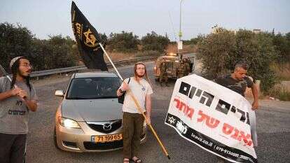 הפגנה מול הכפר דיר קדיס בו מתגורר החשוד באונס של הילדה בת ה-7. | יוסי זליגר הפגנה מול הכפר דיר קדיס בו מתגורר החשוד באונס של הילדה בת ה-7. | יוסי זליגר
