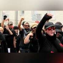 קבוצה מרשת ארגוני השמאל הרדיקלי 'אנטיפה', הנאבקת נגד "פשיזם בכל צורותיו", בהפגנה אלימה שבה הם לובשים מדים שחורים ומניפים זרוע. ארה"ב, 2018. | רויטרס