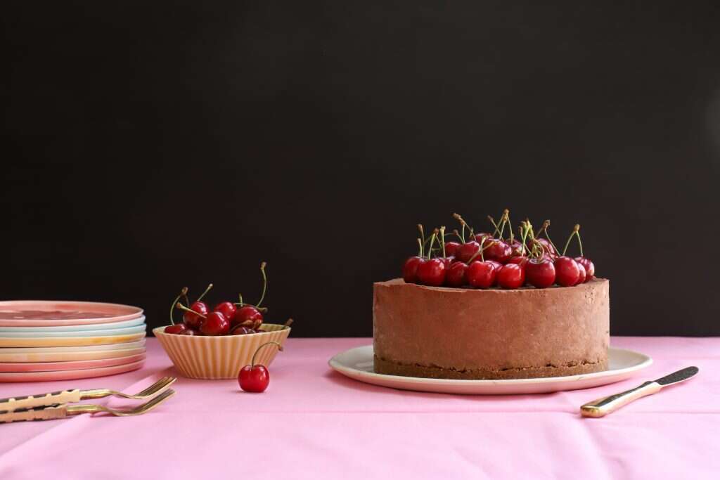 שארלוט עם קרם וניל ופירות יער. | אפרת ליכטנשטט