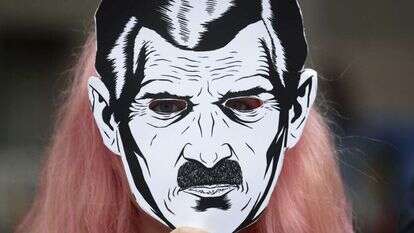 מסכה עם פניו של אורוול בהפגנה ברוסיה. | AP