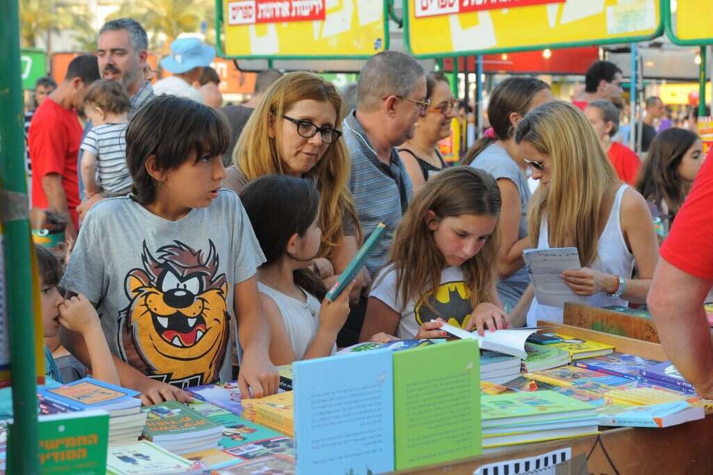 שבוע הספר. | ראובן קסטרו
