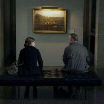 יחסים בעייתיים בין המנהיג הפוליטי החזק לצעירה התמימה והשאפתנית. דמויותיהם של סגן הנשיא פרנק אנדרווד והעיתונאית זואי ברנס בסדרה הפוליטית "בית הקלפים" | .Melinda Sue Gordon באדיבות: נטפליקס