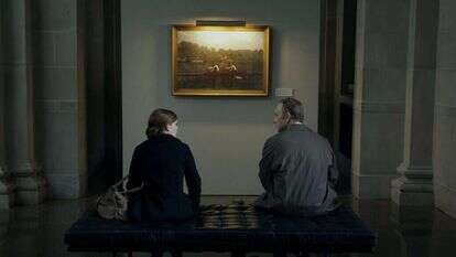 יחסים בעייתיים בין המנהיג הפוליטי החזק לצעירה התמימה והשאפתנית. דמויותיהם של סגן הנשיא פרנק אנדרווד והעיתונאית זואי ברנס בסדרה הפוליטית "בית הקלפים" | .Melinda Sue Gordon באדיבות: נטפליקס