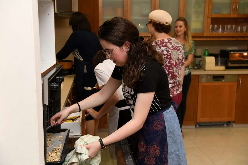 סדנת בישול בריא בבית משפחת קרמר. | יוסי זליגר