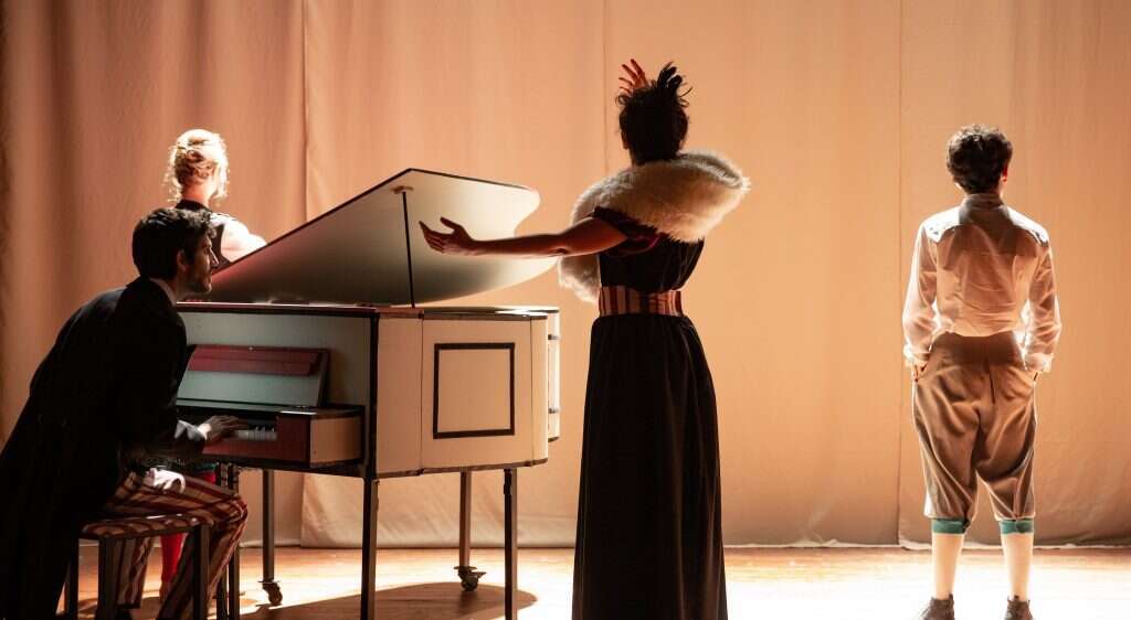 עמידה זכה אל מול האל, אל מול הקיום הרוחני, המופשט. מתוך "מחר נצחק" תאטרון החאן. | יעל אילן