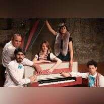 הלהקה הנודדת במסע לקוטב הצפוני. מתוך "מחר נצחק" תאטרון החאן. (בתמונה: ניר מנקי, סער שני, יאנה שלי, נתנאלה תירוש, ישראל פניאל) | שחף ברגר