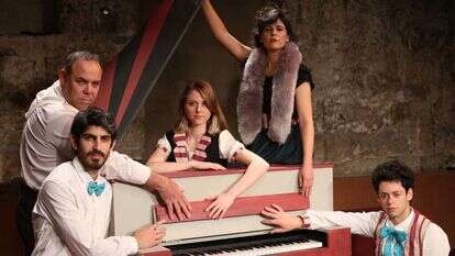 הלהקה הנודדת במסע לקוטב הצפוני. מתוך "מחר נצחק" תאטרון החאן. (בתמונה: ניר מנקי, סער שני, יאנה שלי, נתנאלה תירוש, ישראל פניאל) | שחף ברגר