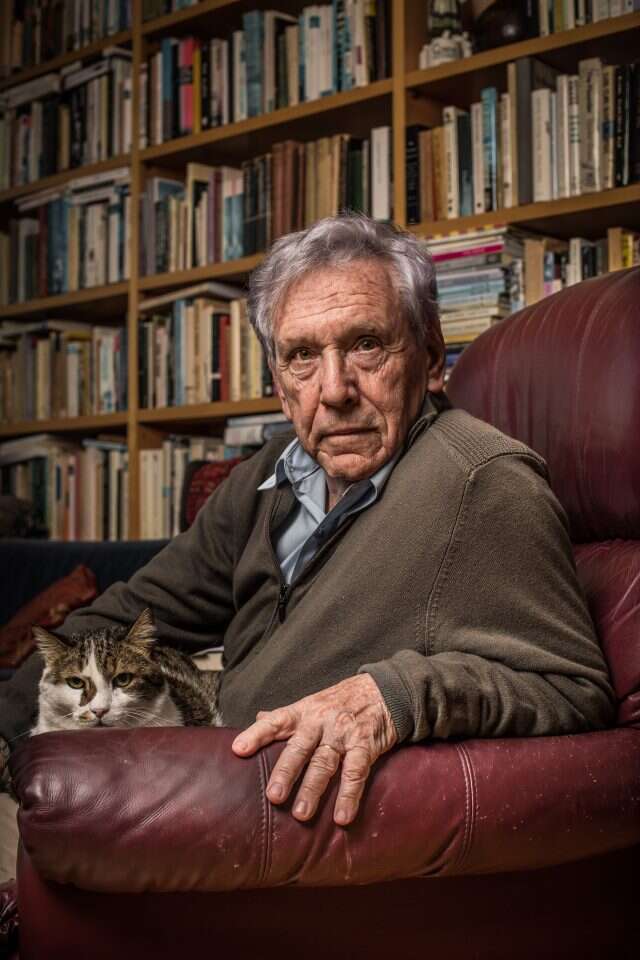 הסופר עמוס עוז ז"ל בביתו, 2014. | אריק סולטן הסופר עמוס עוז ז"ל בביתו, 2014. | אריק סולטן