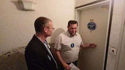 ראש מועצת שומרון יוסי דגן והשר יריב לוין במבצע "זזים ימינה" בבחירות האחרונות. | דוברות מועצת שומרון