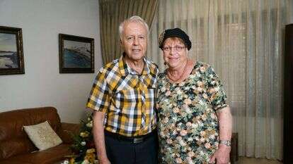 סוזי ומומי מלכה בביתם. | לירון מולדובן