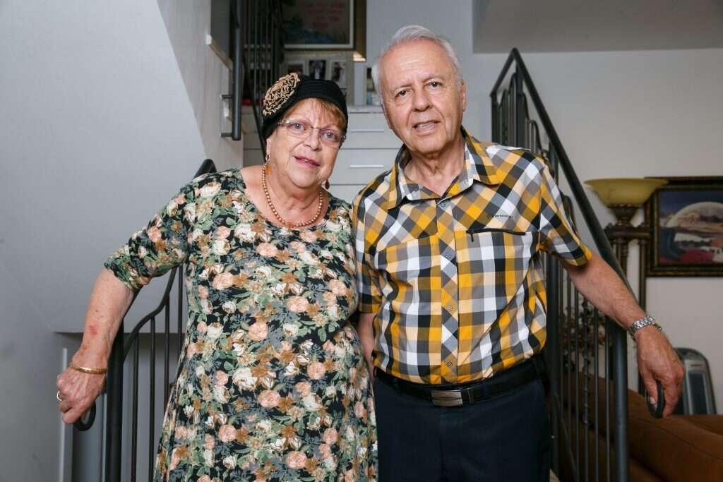 "אם היינו נכנסים לתוך ה'לופים' האלה, היינו יוצאים משפחה שבורה". סוזי ומומי מלכה בביתם. | לירון מולדובן