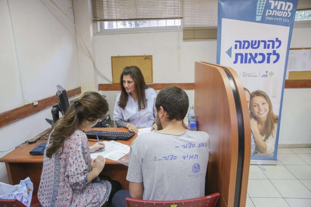 מתעניינים ב'מחיר למשתכן'. | יהושע יוסף