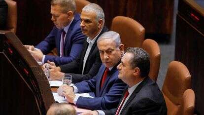 נתניהו ושרי הליכוד בהצבעה על פיזור הכנסת. | AFP