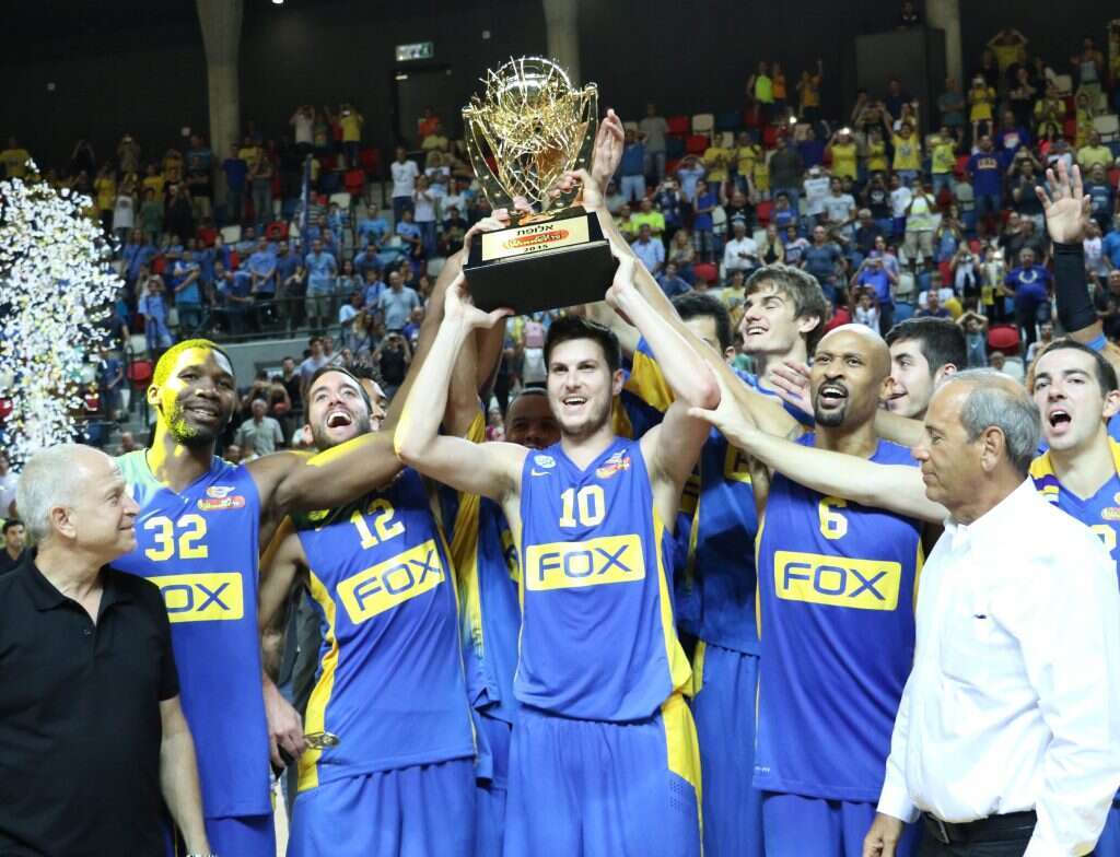 גיא פניני מניף את גביע ווינר. | דני מרון