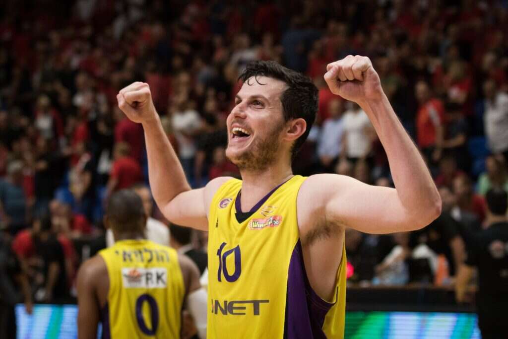 חיבור טבעי. פניני במדי הפועל חולון. | פלאש 90