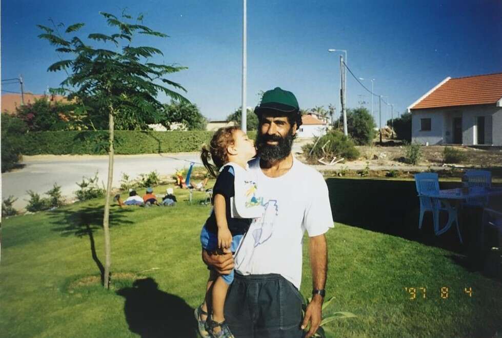 "מי שמדבר היום על חזרה לגוש, בעיניי זו אמירה משיחית". חיים זבולון בביתו שבגן־אור. | מתוך האלבום המשפחתי "מי שמדבר היום על חזרה לגוש, בעיניי זו אמירה משיחית". חיים זבולון בביתו שבגן־אור. | מתוך האלבום המשפחתי