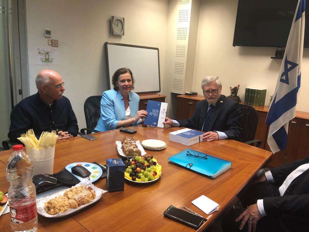 ראש עיריית חיפה עינת קליש-רותם ומבקר המדינה השופט יוסף חיים שפירא במסע"ת. | דוברות עיריית חיפה