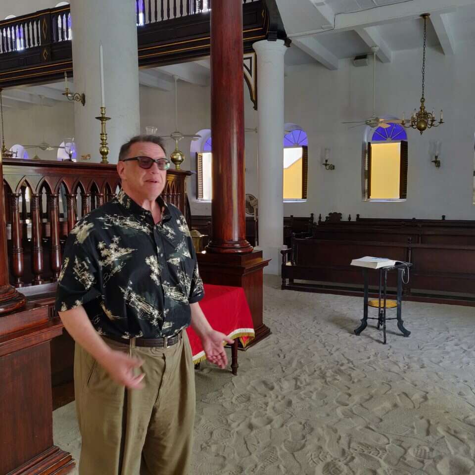 "הגברות שמגיעות על עקבים מתלוננות על החול". אברי טראכט, חזן הקהילה. | מיכאל טוכפלד "הגברות שמגיעות על עקבים מתלוננות על החול". אברי טראכט, חזן הקהילה. | מיכאל טוכפלד