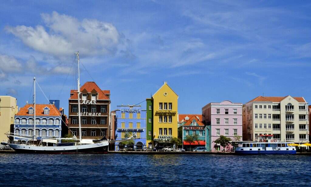 מי שמגיע לאי עלול לרגע להתבלבל ולחשוב שהוא בהולנד. נמל קוראסאו. | AFP מי שמגיע לאי עלול לרגע להתבלבל ולחשוב שהוא בהולנד. נמל קוראסאו. | AFP