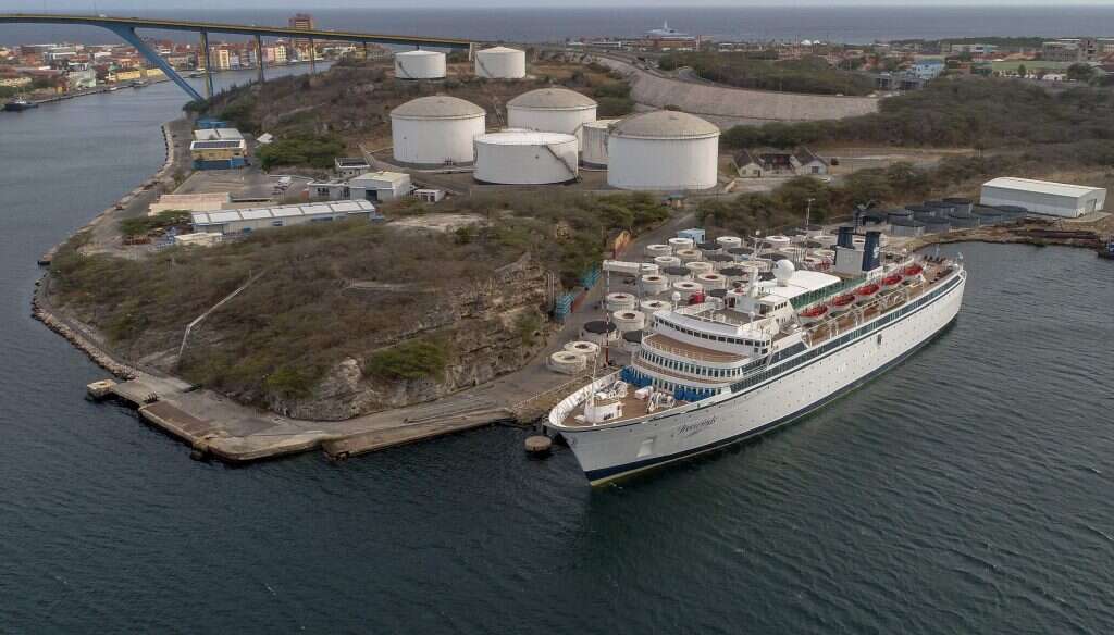 הגרמנים ניסו להפציץ. מכלי הנפט של בתי הזיקוק באי. | AFP הגרמנים ניסו להפציץ. מכלי הנפט של בתי הזיקוק באי. | AFP