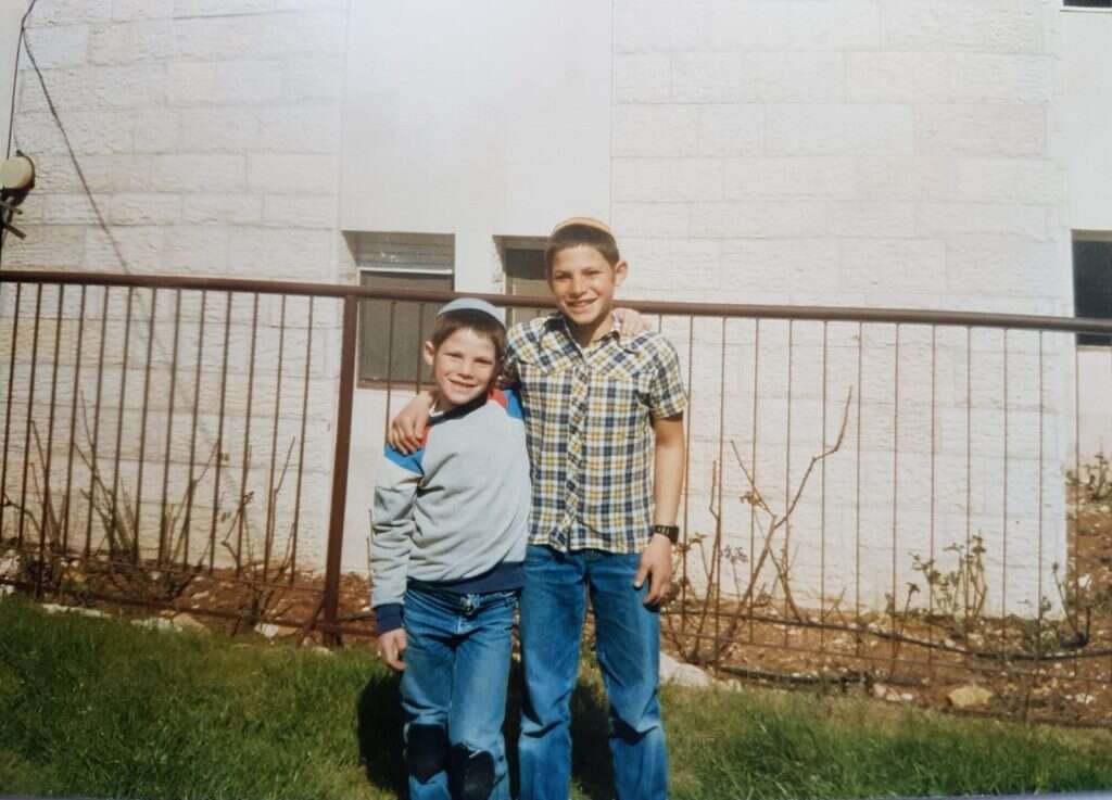 בית שמח וצנוע. טוביה (מימין) ובצלאל סמוטריץ' בילדותם בית שמח וצנוע. טוביה (מימין) ובצלאל סמוטריץ' בילדותם