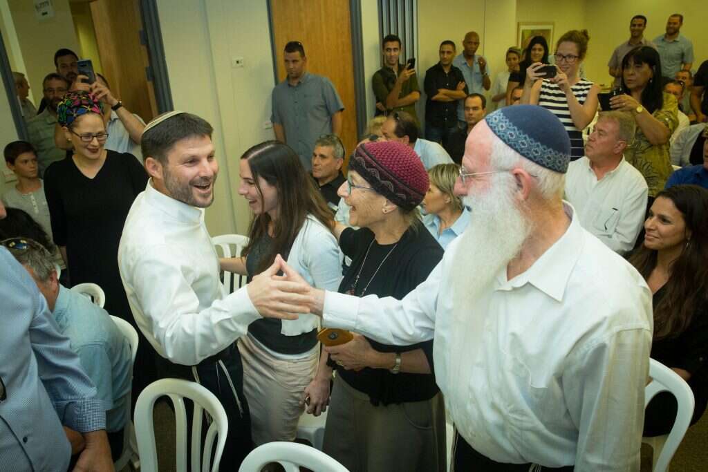 בנימין נתניהו התקשר לדבר עם האבא. בצלאל סמוטריץ' עם הוריו, השבוע. | נעם ריבקין פנטון, פלאש 90 בנימין נתניהו התקשר לדבר עם האבא. בצלאל סמוטריץ' עם הוריו, השבוע. | נעם ריבקין פנטון, פלאש 90