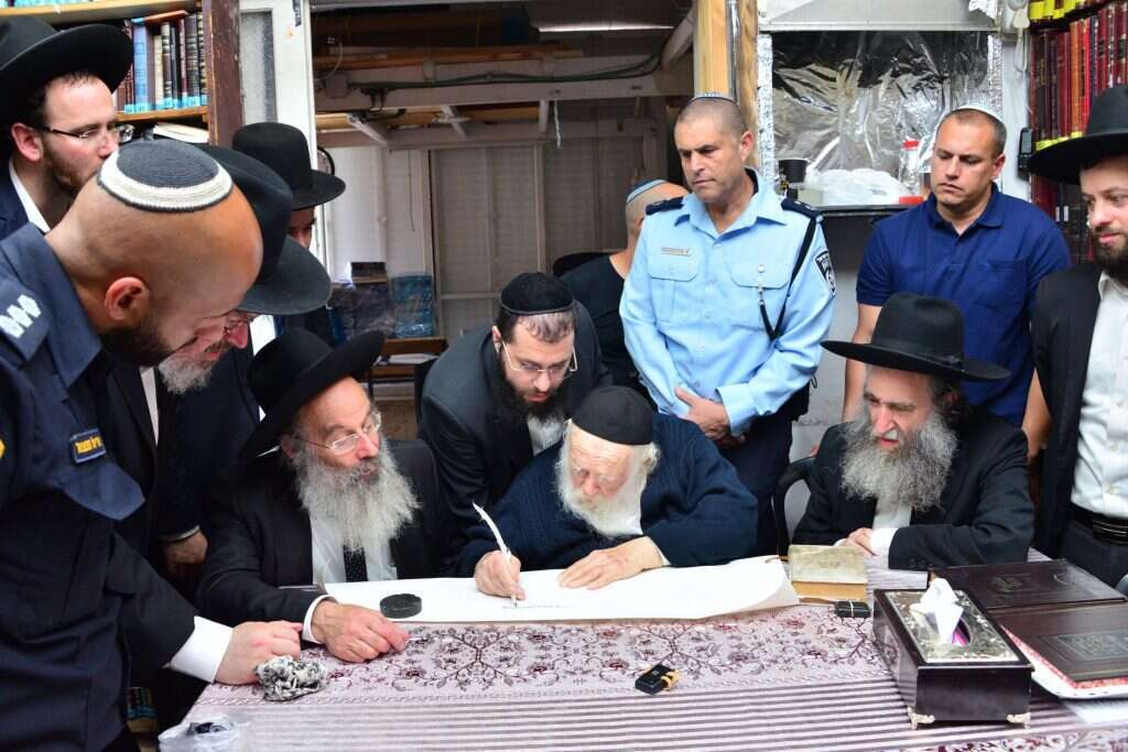 השוטרים ביתו של הרב קנייבסקי. | שוקי לרר השוטרים ביתו של הרב קנייבסקי. | שוקי לרר