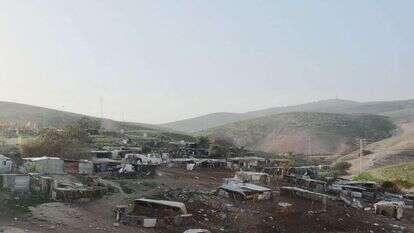 חאן אל־אחמר. | מרים צחי