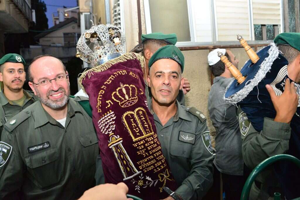 סנ"צ יניב גמליאל אוחז בספר התורה יחד עם רב משמר הגבול, רפ"ק יצחק בלייכברד. | שוקי לרר סנ"צ יניב גמליאל אוחז בספר התורה יחד עם רב משמר הגבול, רפ"ק יצחק בלייכברד. | שוקי לרר
