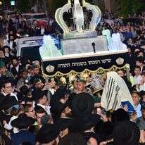 תהלוכת הכנסת ספרי התורה הגנובים בחזרה לבית הכנסת. | שוקי לרר