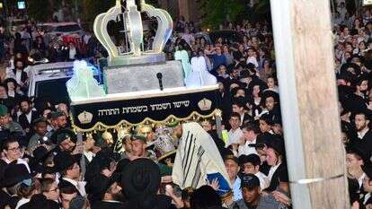תהלוכת הכנסת ספרי התורה הגנובים בחזרה לבית הכנסת. | שוקי לרר תהלוכת הכנסת ספרי התורה הגנובים בחזרה לבית הכנסת. | שוקי לרר