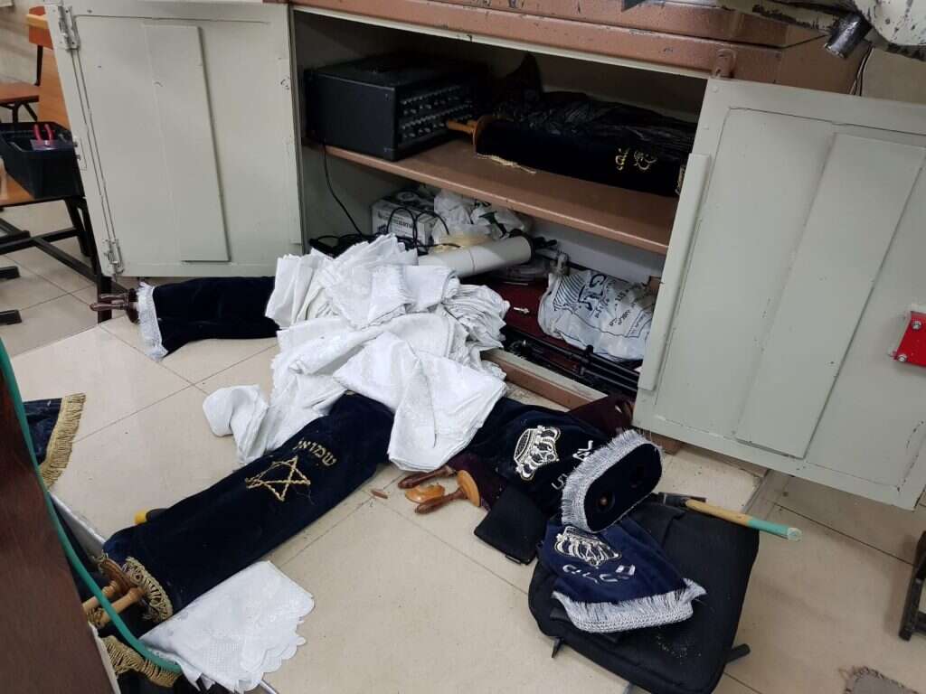 בית הכנסת לאחר הפריצה. | דוברות המשטרה בית הכנסת לאחר הפריצה. | דוברות המשטרה