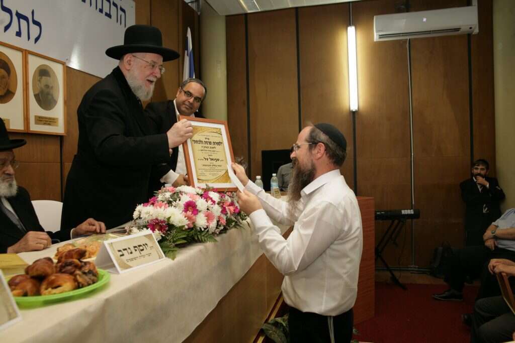 פסיקה בדלנית. הרב שמואל טל מקבל פרס על ספר הלכה שכתב. | גיא פטל