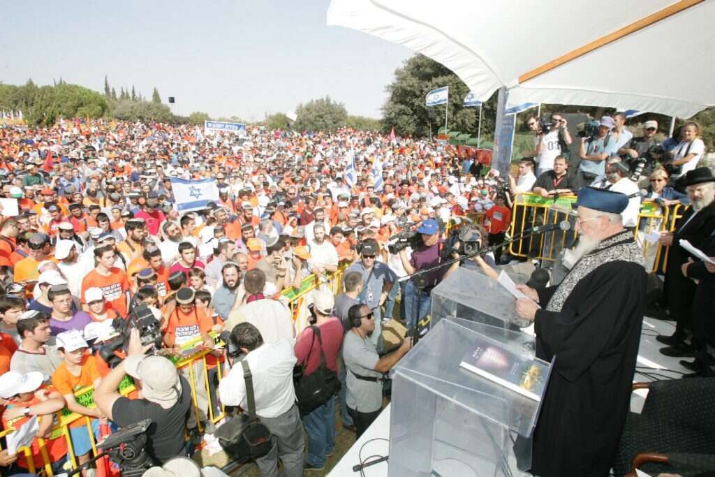 היׁה תהיה. עצרת המונים נגד ההתנתקות, שבה קבע הראשון לציון הרב מרדכי אליהו שהמהלך לא יצא לפועל. | מרים צחי