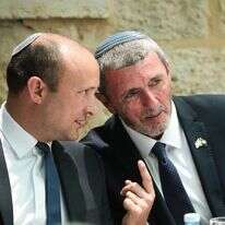 הרב רפי פרץ ונפתלי בנט בטקס החלפת שרי החינוך, השבוע. | אורן בן חקון