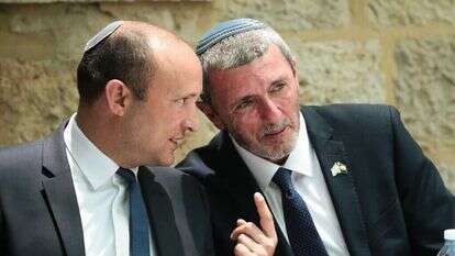 הרב רפי פרץ ונפתלי בנט בטקס החלפת שרי החינוך, השבוע. | אורן בן חקון