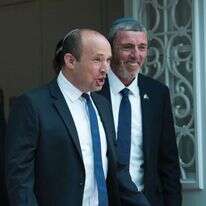 הרב רפי פרץ ונפתלי בנט בטקס החלפת שרי החינוך. | אורן בן חקון