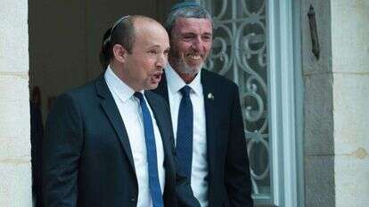 הרב רפי פרץ ונפתלי בנט בטקס החלפת שרי החינוך. | אורן בן חקון