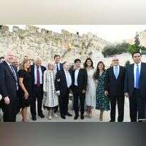 מימין: דני דנון, ניקי היילי ומשפחתה, שלדון וד"ר מרים אדלסון, בועז ביסמוט, דייוויד פרידמן ואשתו וג'ונתן גרינבלט בוועידת "ישראל היום". | יוסי זליגר מימין: דני דנון, ניקי היילי ומשפחתה, שלדון וד"ר מרים אדלסון, בועז ביסמוט, דייוויד פרידמן ואשתו וג'ונתן גרינבלט בוועידת "ישראל היום". | יוסי זליגר