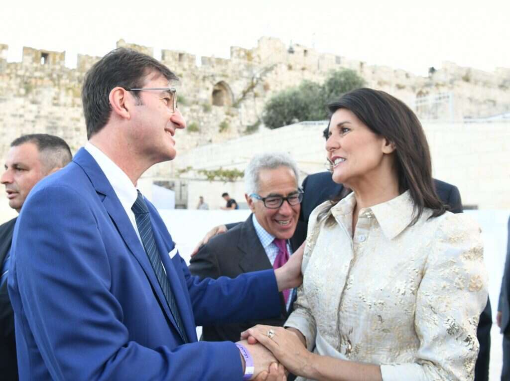ניקי היילי והעורך הראשי של "ישראל היום", בועז ביסמוט. | יוסי זליגר ניקי היילי והעורך הראשי של "ישראל היום", בועז ביסמוט. | יוסי זליגר