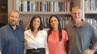 פרץ דרעי (שנייה משמאל) עם ברק, יפעת שאשא ביטון ויאיר גולן. | יח"צ