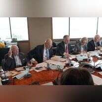 המו"מ עם גרמניה. מימין לשמאל: אנדרו בייקר, קולט אביטל, גרג שניידר, סטוארט אייזנשטאט ורומן קנט. | ג'יי בראדי