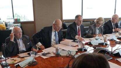 המו"מ עם גרמניה. מימין לשמאל: אנדרו בייקר, קולט אביטל, גרג שניידר, סטוארט אייזנשטאט ורומן קנט. | ג'יי בראדי