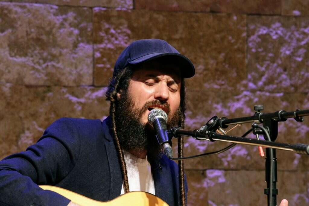 "יש לי כאב על מה שנעשה לתורת רבי נחמן. רידדו את זה לסלוגנים ניו אייג'יים". מרדכי גרנביץ' בערב ההשקה לספרו ב"המקום", תל אביב. | יוגב אריה